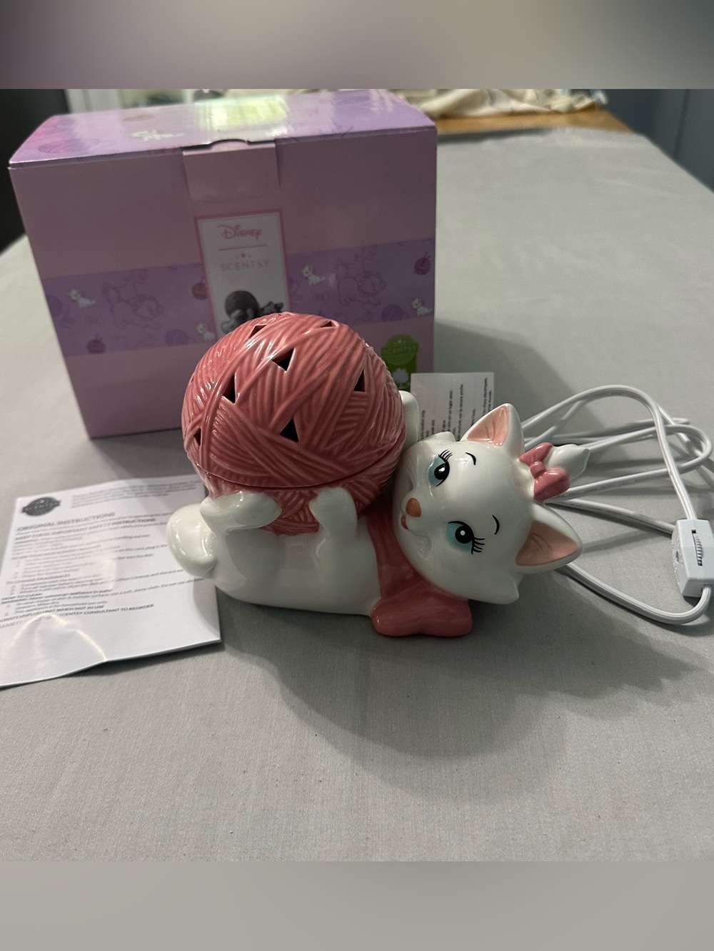 Disney Scentsy Warmer Marie Aristocats Yarn Ball Ceramic Wax Melt Warmer w/ Box